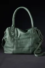 Bolso tote de cuero lavado negro con efecto gastado, interior amplio, bolsillos exteriores con cremallera, dos asas de mano y correa desmontable y regulable.