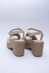 Sandalias color beige con plataforma forrada en cuerda y capellada en cuero.