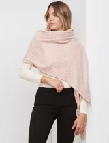 Bufandón tejido de poliéster, color rosa pálido con textura jaspeada en tonos pastel (naranja, lila, gris). Presenta un tejido grueso y flecos en los bordes.