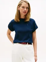 Remera de canalé color azul marino con cuello redondo y mangas cortas con detalle de dobladillo enrollado. Presenta el logo de la marca bordado en el pecho.