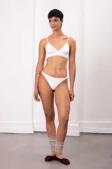 Soutien tipo triángulo en color gris melange, confeccionado en suave algodón respirable con breteles finos y ajustables.