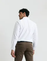 Camisa de tejido Oxford con cuello button-down, manga larga y bolsillo frontal. Presenta botones al tono y un corte clásico.