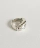 Anillo grueso de plata 950 con diseño de tres bandas horizontales.