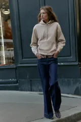 Sudadera de manga larga con capucha ajustable mediante cordones, bolsillo frontal tipo canguro y puños y ruedo en tejido rib.