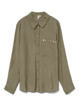 Camisa de manga larga con cuello clásico, confeccionada en tejido de viscosa y nylon con acabado satinado. Presenta cierre frontal con botones, puños abotonados y un bolsillo frontal decorado con tachas metálicas.