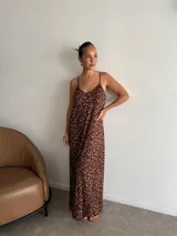 Vestido largo de jersey rib con estampado animal print en tonos blanco, negro y gris. Tiene tirantes finos y escote en V.