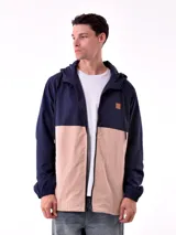 Campera con capucha, color beige y azul marino, con cierre frontal y puños elásticos.