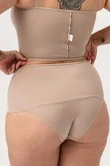 Bombacha modeladora tiro alto color piel, con faja para mayor contención.