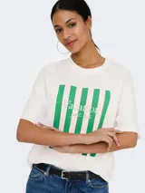 Remera de manga corta con cuello redondo y hombros caídos, confeccionada en jersey de algodón. Presenta un estampado frontal con rayas verticales en verde y rosa, junto con la inscripción 'Vacation yacht club'.