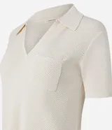 Blusa de manga corta en punto de algodón color crudo, con cuello polo, escote en V y un bolsillo aplicado en el frente.