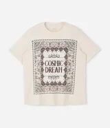 Remera de algodón color beige con cuello redondo, mangas cortas y corte holgado. Presenta un estampado frontal con la frase 'Cosmic Dream' rodeada por un diseño de estilo bandana.