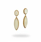 Caravanas colgantes de diseño alargado, compuestas por dos piezas ovaladas de resina en tonos beige y marrón con acabado brillante.