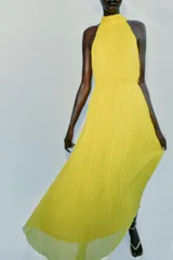 Vestido midi amarillo con diseño plisado, cuello halter y cintura elástica.