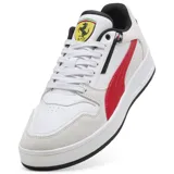 Championes Puma modelo Ferrari Court, de diseño urbano con base blanca, detalles en rojo y refuerzos de gamuza gris claro. Presenta el logo de Ferrari en la lengüeta y la icónica franja lateral de Puma en color rojo.