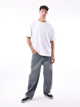 Remera de manga corta color beige, con corte oversize y cuello redondo.