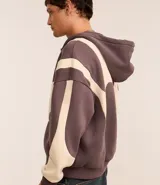 Saco tipo buzo con cierre frontal, confeccionado en tejido fleece. Presenta un diseño boxy con capucha, mangas largas de sisa desplazada y estampa abstracta en contraste. Cuenta con puños y bajo ajustados.