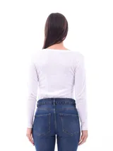 Remera básica de manga larga en color gris melange, con cuello redondo y calce entallado.