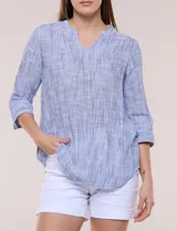 Blusa de silueta relajada con textura tramada, color azul con rayas verticales en tonos rosados, celestes y amarillos. Cuenta con cuello mao abierto en V y mangas tres cuartos amplias con pequeña abertura lateral en el puño.