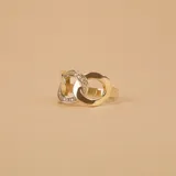 Anillo de oro 10k con diseño de eslabones tipo grumet, donde uno de los eslabones centrales está decorado con circonias brillantes.