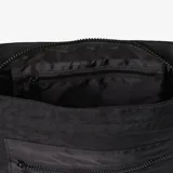 Bolso crossbody negro de nylon resistente al agua, con correa ajustable y un bolsillo frontal con cierre.