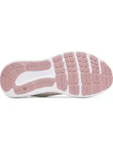 Championes de running Under Armour modelo Charged Surge 4, color blanco con detalles en rosa suave. Presentan una parte superior de malla transpirable con superposiciones sintéticas, entresuela Charged Cushioning para mayor amortiguación y suela de goma resistente.