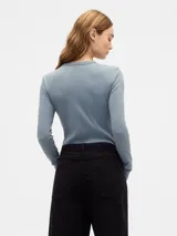 Remera de manga larga confeccionada en tejido rib, con cuello redondo y ajuste al cuerpo.