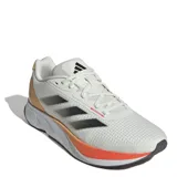Championes de running Adidas Duramo SL, color blanco con detalles en naranja y negro. Presentan tecnología de amortiguación LIGHTMOTION en la entresuela y suela de goma ADIWEAR para mayor durabilidad. La parte superior está confeccionada en malla transpirable.