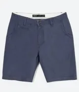 Bermuda de sarga color verde militar, corte recto, con bolsillos laterales y traseros. Marca Blue Steel.