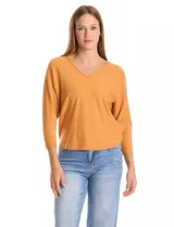 Buzo de tejido fino con escote en V, mangas tres cuartos estilo dolman y corte holgado.