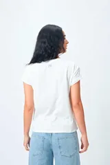 Remera blanca de manga corta con estampa frontal ilustrada y la frase 'Save the drama for your mama'.