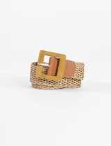 Cinturón de rafia color beige con hebilla cuadrada de madera color marrón.
