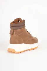 Borcegos deportivos de caña media, color negro, con cordones al tono y suela de plataforma gris con relieve antideslizante.