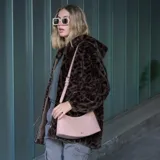Campera de piel sintética con estampado animal print de leopardo en tonos marrones, con capucha y cierre frontal.