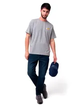 Remera de manga corta y cuello redondo en color gris jaspeado. Presenta un pequeño logo estampado en el lado izquierdo del pecho con la inscripción 'Caterpillar Sales & Service'.
