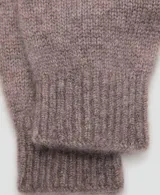 Guantes de punto tejido en color marrón topo, con puños acanalados elásticos y diseño clásico de cinco dedos.