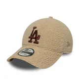 Gorra tipo baseball New Era modelo 9FORTY, confeccionada en tejido de textura tipo corderito color beige. Presenta el logo de los Los Angeles Dodgers bordado en color marrón en el frente y cierre ajustable en la parte posterior.