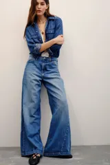 Pantalón jean de corte wide leg y tiro medio, en color azul clásico con efecto desteñido.