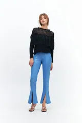 Calza azul con textura acanalada, pretina elastizada y aberturas en el ruedo.