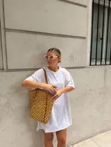 Bolso tipo tote de cuero trenzado color tostado con diseño geométrico.