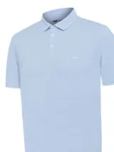 Chomba celeste de piqué con cuello polo, tapeta de dos botones y logo bordado en el pecho.