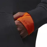Buzo negro con capucha, de corte holgado y con un bolsillo tipo canguro. Presenta un estampado circular con motivos geométricos en tonos violeta, naranja y verde.