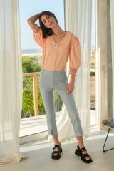 Blusa color salmón con cuello XL, mangas abullonadas y bordado elastizado en los puños.