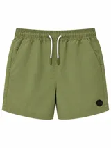 Short de baño verde militar con cintura elástica, cordón ajustable blanco y bolsillos laterales. Cuenta con un pequeño parche circular negro en el borde inferior.