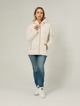 Campera ligera acolchada de la marca Tommy Hilfiger, con diseño de líneas horizontales, cierre frontal de cremallera, bolsillos laterales con cierre y capucha integrada con cordones ajustables.