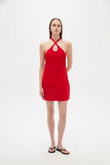 Vestido corto rojo de viscosa, ajustado al cuerpo, con cuello halter cruzado y detalle de abertura en el escote.