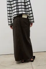 Falda larga de denim en color marrón oscuro, de corte recto con costuras verticales decorativas y tajo frontal central.