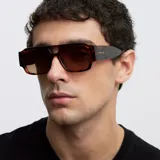 Lentes de sol con diseño oversized de estilo aviador, con armazón flat-top de carey y doble puente. Presentan lentes tintadas en tono marrón y patillas anchas.