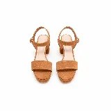 Sandalias de fiesta de gamuza color marrón, con taco ancho, plataforma delantera, tira frontal ancha y pulsera al tobillo con hebilla metálica regulable.