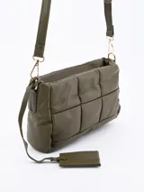 Bandolera negra con diseño acolchado y correa larga regulable.