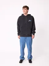 Canguro con capucha de color bordó, con diseño estampado en la espalda en tonos amarillos y blancos, y detalle de parche en la manga. Posee corte holgado y puños elásticos.